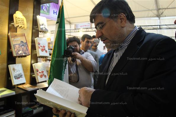 بازدید وزیرفرهنگ و ارشاد از نمایشگاه دفاع مقدس