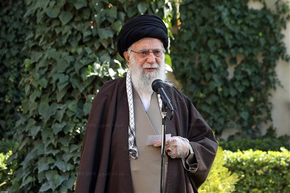 کاشت دو اصله نهال میوه توسط رهبر انقلاب اسلامی