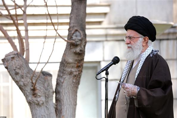 کاشت دو اصله نهال میوه توسط رهبر انقلاب اسلامی