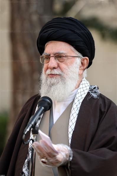 کاشت دو اصله نهال میوه توسط رهبر انقلاب اسلامی