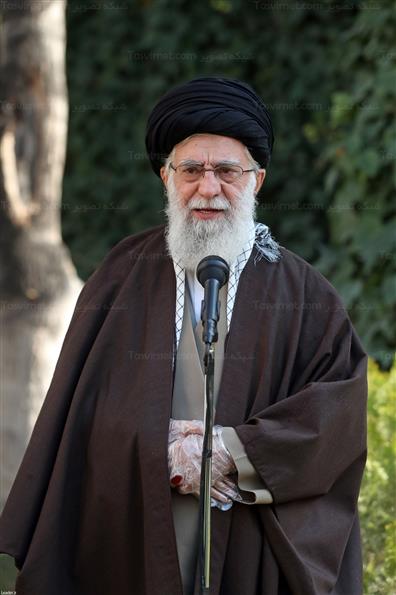 کاشت دو اصله نهال میوه توسط رهبر انقلاب اسلامی