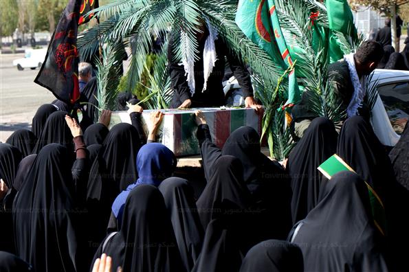 تشییع و تدفین شهدای گمنام در دریاچه شهدای خلیج فارس