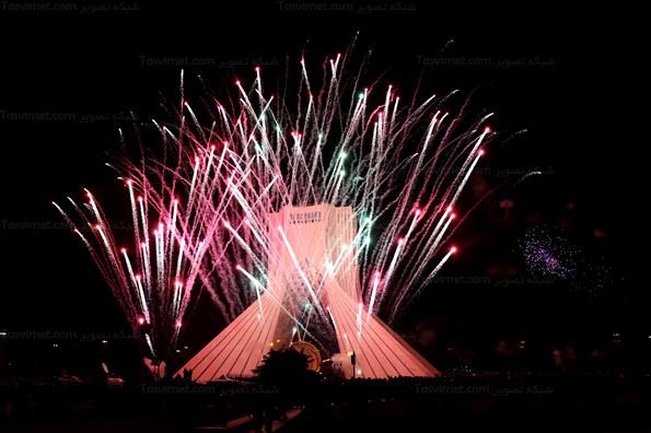 نورافشانی جشن ۲۲ بهمن در برج آزادی