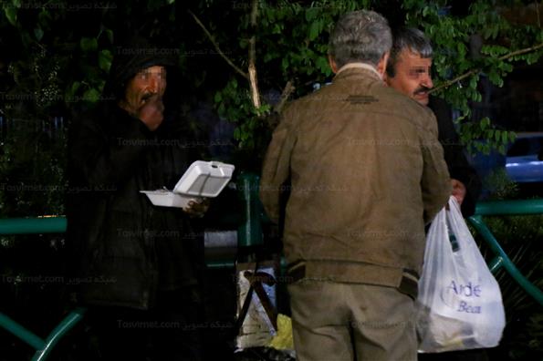 توزیع غذای گرم بین کارتن خواب ها