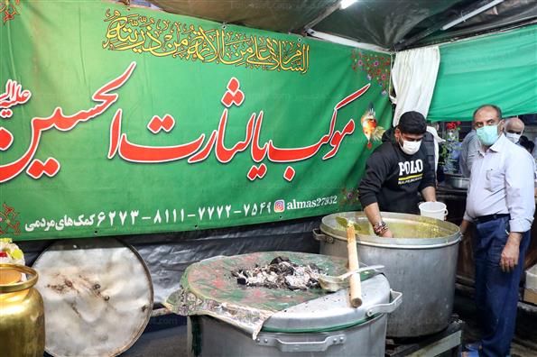 توزیع غذای گرم بین کارتن خواب ها