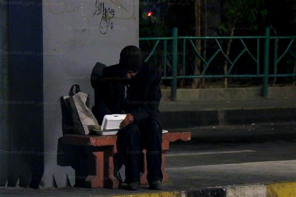 توزیع غذای گرم بین کارتن خواب ها