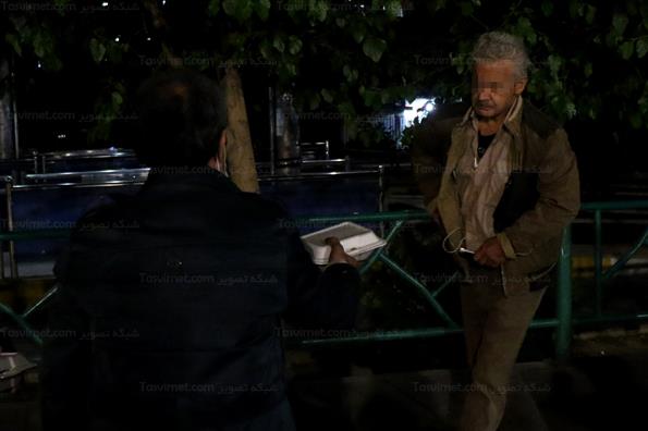 توزیع غذای گرم بین کارتن خواب ها