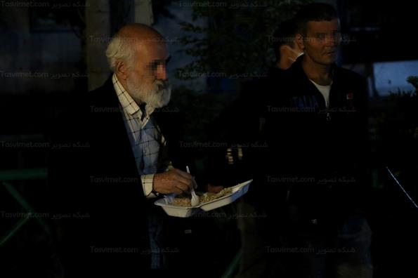 توزیع غذای گرم بین کارتن خواب ها