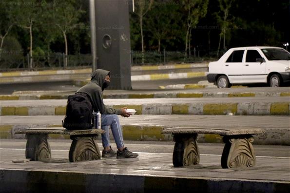 توزیع غذای گرم بین کارتن خواب ها