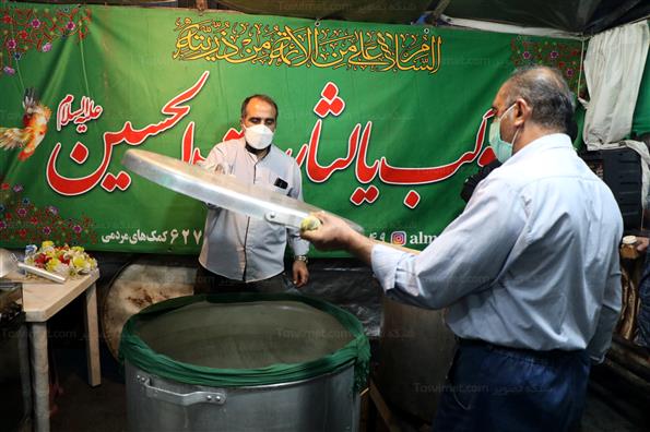 توزیع غذای گرم بین کارتن خواب ها