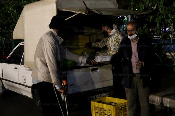 توزیع غذای گرم بین کارتن خواب ها