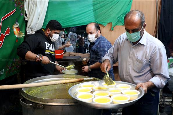 توزیع غذای گرم بین کارتن خواب ها