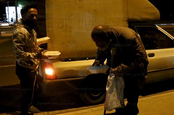 توزیع غذای گرم بین کارتن خواب ها