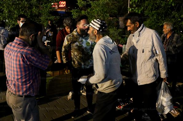 توزیع غذای گرم بین کارتن خواب ها