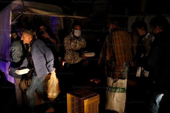 توزیع غذای گرم بین کارتن خواب ها