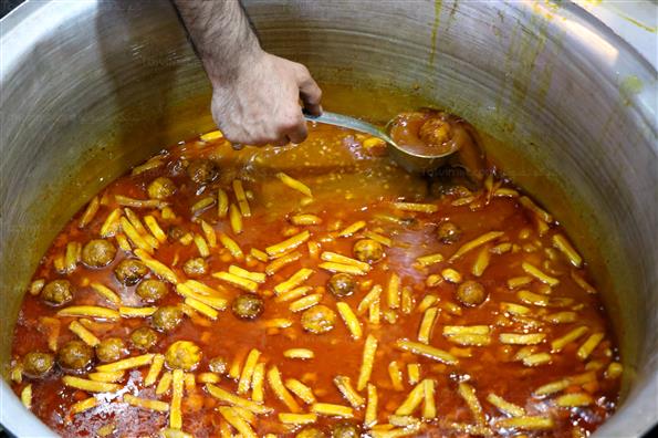 توزیع غذای گرم بین کارتن خواب ها