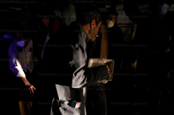 توزیع غذای گرم بین کارتن خواب ها