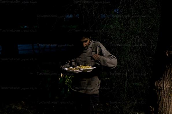 توزیع غذای گرم بین کارتن خواب ها