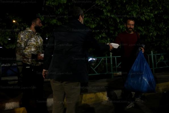 توزیع غذای گرم بین کارتن خواب ها