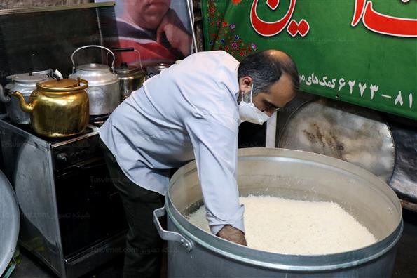 توزیع غذای گرم بین کارتن خواب ها