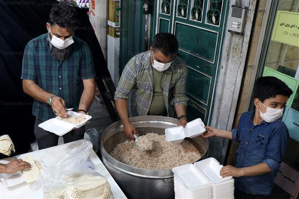 توزیع غذای گرم بین کارتن خواب ها