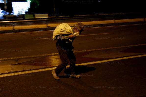 توزیع غذای گرم بین کارتن خواب ها