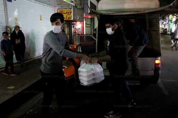 توزیع غذای گرم بین کارتن خواب ها