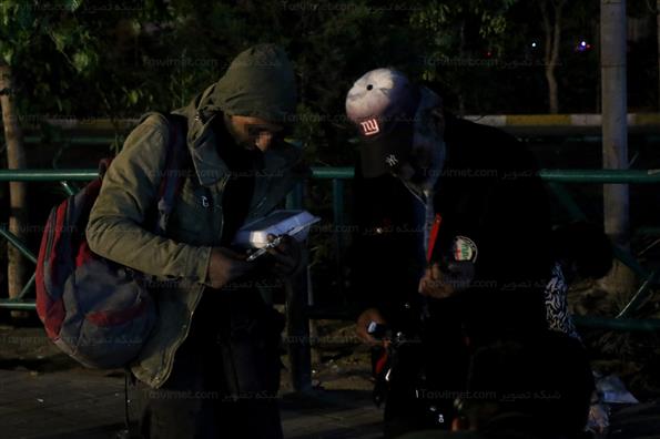 توزیع غذای گرم بین کارتن خواب ها