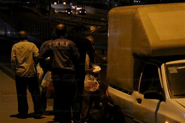 توزیع غذای گرم بین کارتن خواب ها