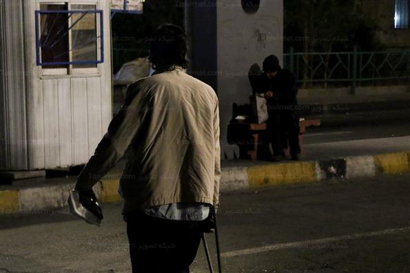 توزیع غذای گرم بین کارتن خواب ها