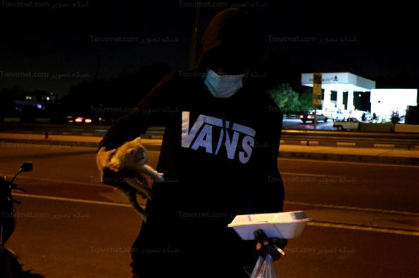 توزیع غذای گرم بین کارتن خواب ها